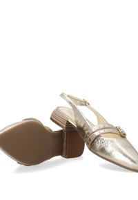 Zlaté metalické slingback boty s špičatou špičkou. Vybaveny texturovaným svrškem, plochým podpatkem a ozdobným páskem se cvočky a přezkou.