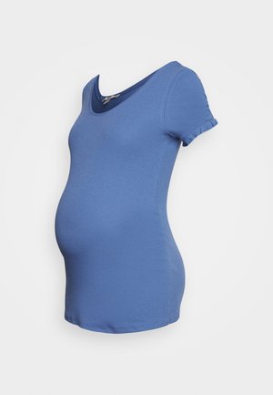 T-shirt de maternidade em azul sólido, feito de um tecido macio. Apresenta um decote em forma de scoop e mangas curtas com bordas em babados. Design ajustado ao corpo.