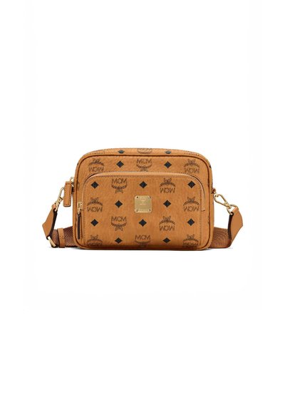Sac en cuir tan à bandoulière avec des logos MCM noirs, des motifs en diamant, une poche zippée à l'avant, une plaque logo dorée et une bandoulière ajustable marron.