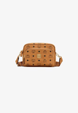 Borsa a tracolla marrone con loghi in rilievo, motivi a diamante, chiusura con zip e tracolla regolabile. Realizzata in materiale sintetico resistente.