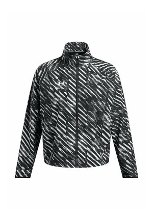 Juoda ir balta sportinė striukė suaukštu apykakliu, pilnu užtrauktuku ir įstrižainių stripes raštu, turinčiu šiek tiek tekstūruotą paviršių.