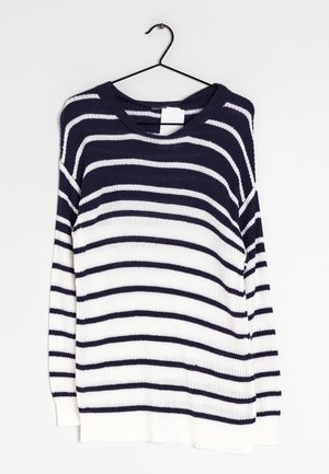 Pull en tricot rayé bleu marine et blanc avec un large col, manches longues, poignets et ourlet côtelés. Le tissu a un tissage texturé.