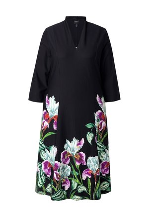 Černé šaty s výstřihem do V a tříčtvrtečními rukávy, zdobené barevnými květinovými vzory v purpurové, růžové a zelené barvě na lemu.
