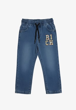 Jeans in denim blu con vita elasticizzata, coulisse nera, tasche frontali e testo "RICH" con motivo floreale sulla parte superiore della coscia sinistra.