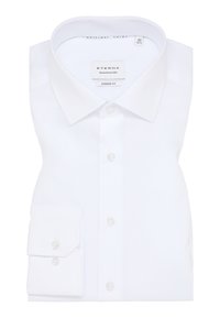Camicia bianca con un taglio moderno, dotata di colletto a punta, chiusura a bottoni e polsino con un bottone. Realizzata in tessuto liscio, etichetta del brand visibile.