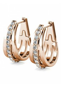 Orecchini a cerchio in oro rosa con un design curvo e liscio, impreziositi su un lato da una fila di cristalli trasparenti per un tocco di eleganza.