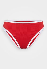 Piros bikini alsó bordás textúrával, fehér díszítéssel és magas szabású oldalakkal. Klasszikus fürdőruha kialakítása van, amely alkalmas strandruházatként.