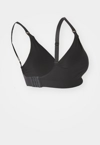 Melnā regulējamā mīksto kausu krūšturis ar plašu apakšmali un āķa- acs aizdari uz balta fona.