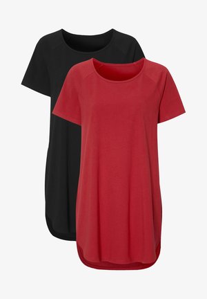 To T-shirts vistet sammen: en rød og en sort. Begge har en rund halsudskæring, korte ærmer og en afslappet pasform.