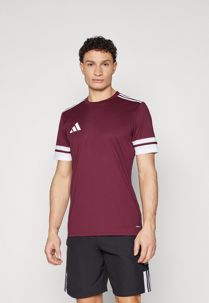 Bordeaux sportshirt met witte strepen op de korte mouwen, met een ronde hals en drie witte strepen op de schouders.