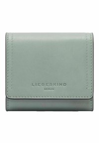 Zielony skórzany portfel o gładkiej teksturze, z klapką i wytłoczonym logo na przodzie. Kompaktowy i prostokątny design.