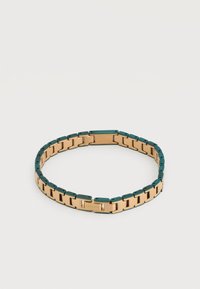 Χρυσό και σκούρο πράσινο μεταλλικό βραχιόλι με ορθογώνιους κρίκους και την επιγραφή "Lacoste" σε έναν κρίκο, απεικονίζεται σε λευκό φόντο.