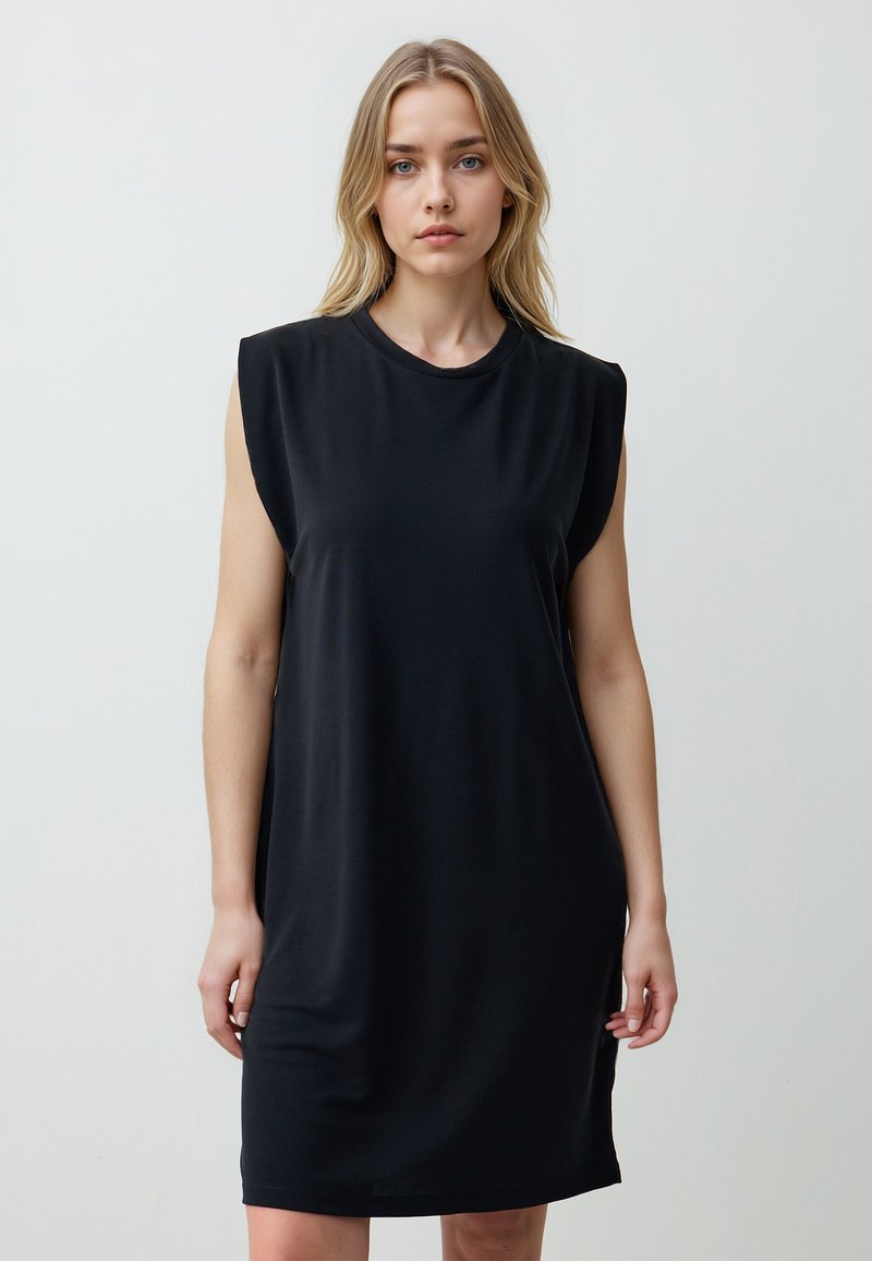 Schwarzes ärmelloses Kleid aus weichem Stoff, mit rundem Ausschnitt und einem lässigen Schnitt, der oberhalb der Knie endet. Glatte Textur.