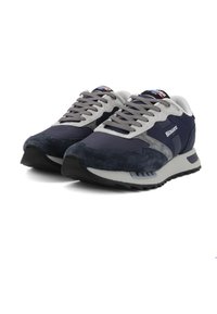 Sneaker blu scuro con accenti grigi, materiali in suede e mesh, punta rotonda, suola in gomma texturizzata e logo sul lato e sulla linguetta.