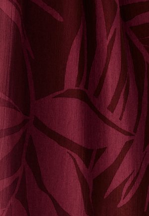 Bordo tkanina z velikimi, temno rjavimi vzorci listov. Tekstura se zdi gladka z rahlo sijajno površino. Oblikovanje je drzno in vizualno očarljivo.