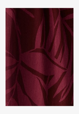 Bordeauxkleurige stof met grote, donkerbruine bladerenpatronen. De textuur lijkt glad met een lichte glans. Het ontwerp is gedurfd en visueel opvallend.