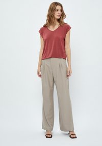 Desires DEBOB SHORTSLEEVE SHIMMER T-SHIRT. - Jednoduché tričko - chili oil