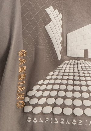 Abstrakcyjny projekt architektoniczny z białymi geometrycznymi kształtami i kołami na brązowym tle, z napisem „GABBIANO” pomarańczowymi literami.