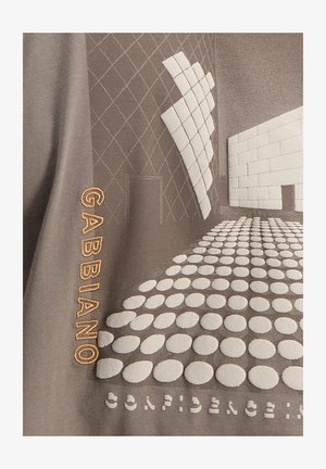 Abstrakcyjny projekt architektoniczny z białymi geometrycznymi kształtami i kołami na brązowym tle, z napisem „GABBIANO” pomarańczowymi literami.