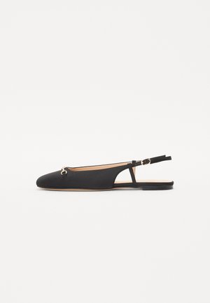 Črne slingback čevlje z gladkim tekstilnim zgornjim delom, koničastim nosom in izrezanimi stranmi. Imajo majhen kovinski detajl spredaj in ravno podplato.