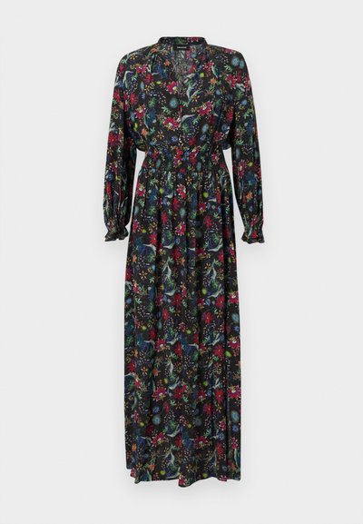 Μακρύ φόρεμα από ελαφρύ ύφασμα, με μαύρο φόντο και πολύχρωμα λουλουδένια σχέδια, μακριά μανίκια και σφηκοφωλιά στη μέση.