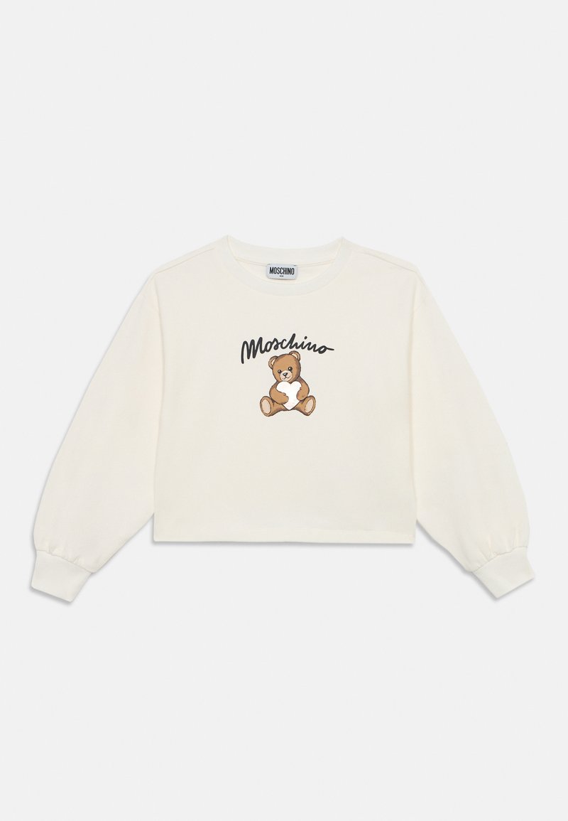 Felpa bianca corta con maniche lunghe, caratterizzata da un orsetto teddy ricamato in marrone e il logo "Moschino" in nero sopra il design.
