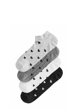 Vier Paar Knöchelsocken in Weiß, Schwarz und Grau, jeweils mit einem Muster aus kleinen schwarzen oder weißen Herzen.