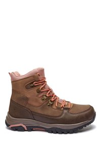 Boots de drumeție maro cu accente roz, guler textil, design cu șireturi, ochiuri aurii, partea superioară din piele texturată și talpă neagră rezistentă.