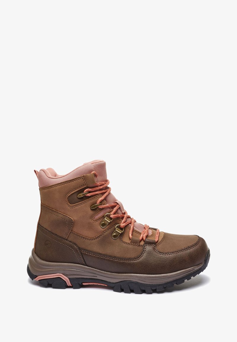 Boots de drumeție maro cu accente roz, guler textil, design cu șireturi, ochiuri aurii, partea superioară din piele texturată și talpă neagră rezistentă.