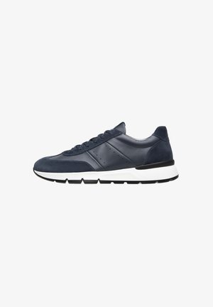 Zapatillas navales que combinan ante y cuero liso, con acentos perforados, parte frontal con cordones y suela de goma blanca y negra.