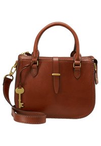Sac à main en cuir marron avec double poignée, une bandoulière amovible, un porte-clé en forme de clé dorée et des garnitures métalliques dorées.