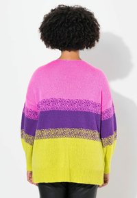 Wool oversize con gradienti di rosa, viola e giallo brillante. Il design testurizzato presenta una banda decorativa vicino alla vita.