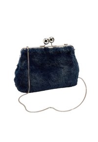 Navy clutch bag z sztucznego futra z srebrnymi akcentami i zapięciem na przycisk. Posiada odpinany łańcuszek, co umożliwia różne opcje noszenia.