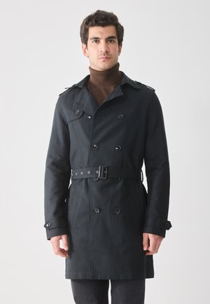 Cappotto lungo nero con bottoni doppi, spalline e vita con cintura. Presenta maniche lunghe e tasche laterali.
