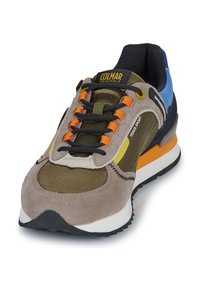 Sneaker multicolore Colmar Originals con lacci neri, occhielli arancioni, rete olivastro, tallone blu e suola bianca con accenti arancioni e neri.