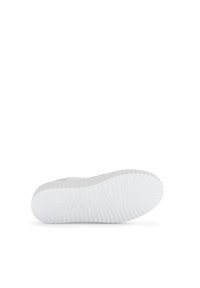 Weißer Sneaker mit einer strukturierten Gummisohle, die ein geripptes Muster aufweist, sowie dem eingeprägten "Gabor"-Logo auf der Unterseite.