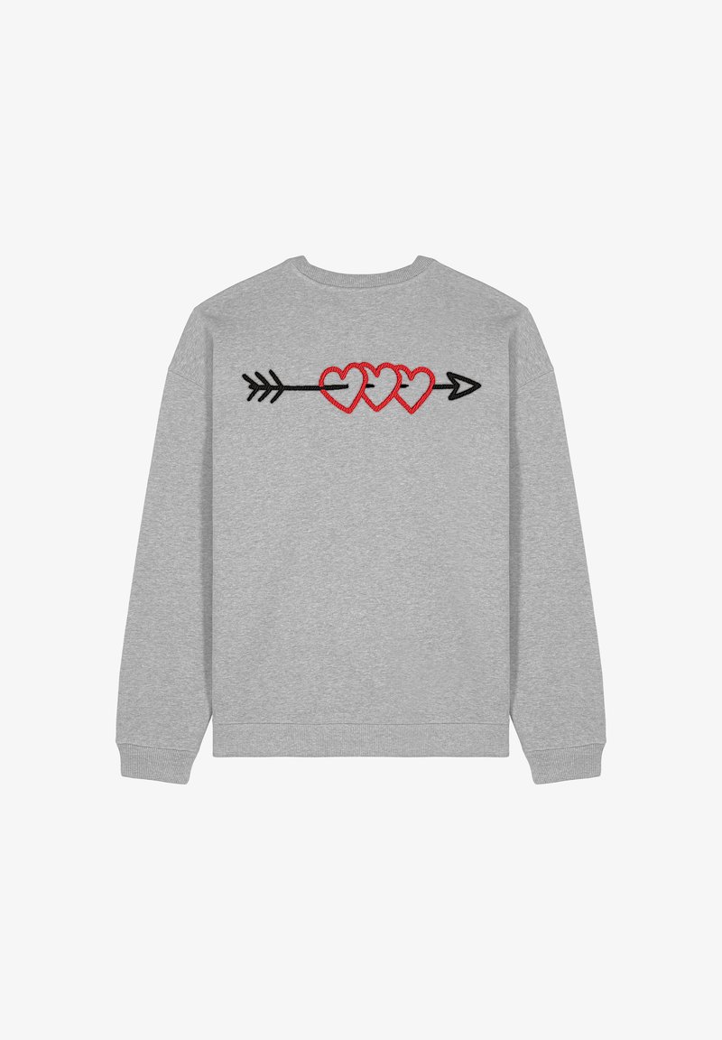 Felpa grigia con collo a giro. Sul retro presenta cuori cuciti in rosso e bianco su una freccia nera. Texture morbida con polsini e fondo a costine.