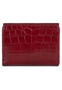 Portafoglio rosso in ecopelle con texture a coccodrillo, caratterizzato da un design a tre pieghe e cuciture visibili lungo i bordi. Forma compatta e rettangolare.