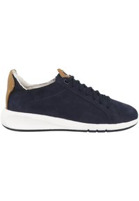 Sneaker in suede blu navy con suola in gomma bianca, lacci neri e un accento marrone chiaro sul tallone. Tessuto morbido con un design snello.