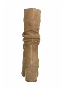 Hoge, beige suède laarzen met een slouchy ontwerp, vierkante hak en een gladde textuur. Heeft minimale stiknaden en een subtiele, afgeronde neus.