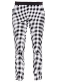 Pantalons à carreaux vichy noir et blanc avec une taille noire. Présente un design ajusté et une texture de tissu douce.