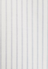 Witte stof met verticale blauwe strepen, met een gestructureerde weving en gelijkmatig verdeelde stiksels langs de strepen.