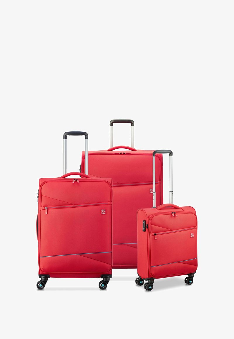 Trois valises rouges avec des poignées en aluminium et quatre roues chacune. Tissu texturé, tailles variées, avec poches zippées à l'avant et poignées de transport.