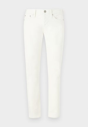 Jean en denim blanc avec une coupe ajustée. Les caractéristiques incluent cinq poches, une fermeture à bouton à l'avant et des accents en métal. Texture lisse.