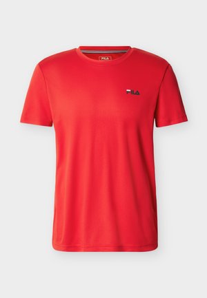 Punane FILA lühikeste varrukatega spordisärk, millel on vasakul rinnal väike must FILA logo, valgel taustal.