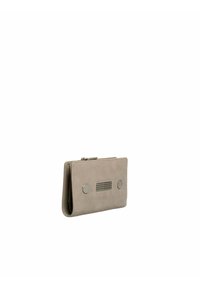 Beige leren portemonnee met een gestructureerd oppervlak, ritsluiting en metalen accenten. Heeft een gemusterde mesh-paneel en twee achthoekige hardwaredetails.