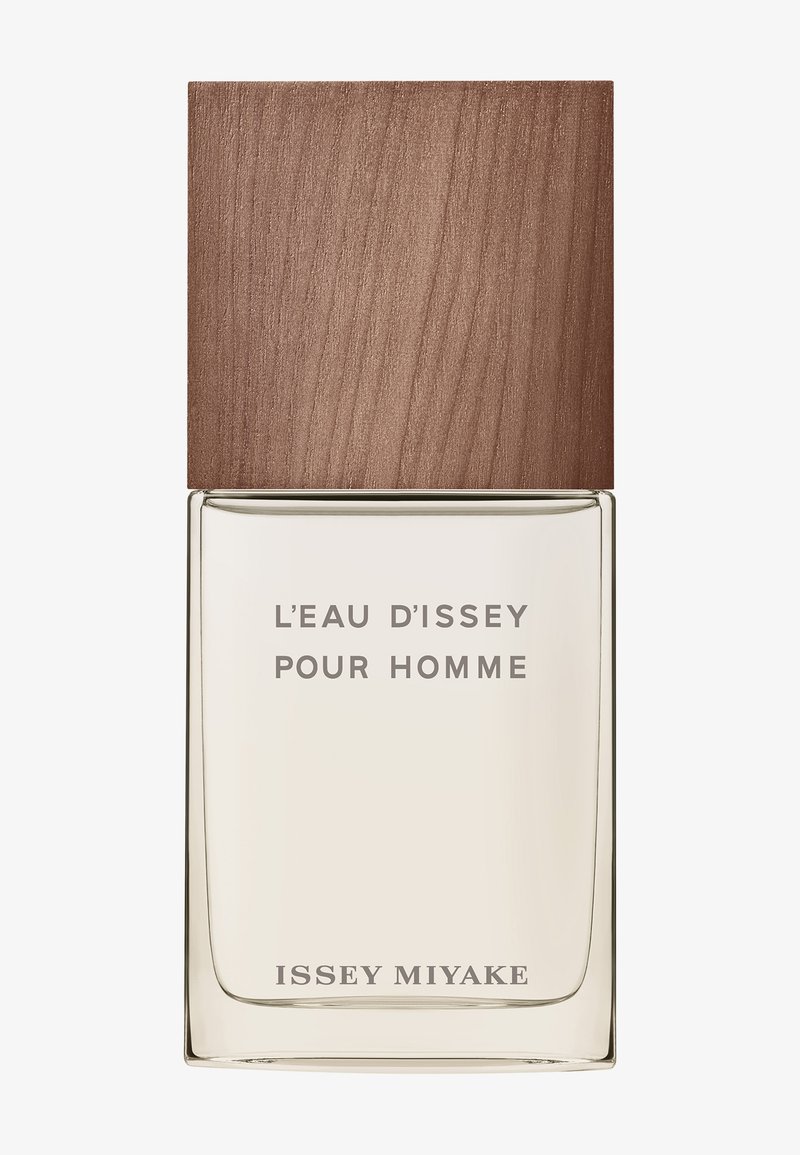 La bottiglia di L'Eau d'Issey Pour Homme presenta una base in vetro rettangolare, un liquido trasparente e un tappo quadrato in legno con una finitura testurizzata.