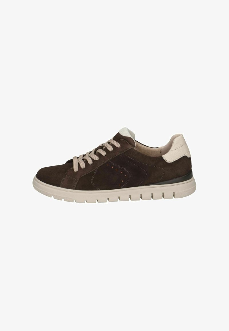 Baskets en suède marron avec lacets beige, semelle blanche rembourrée et accent blanc au talon, vues de côté extérieur sur fond blanc.