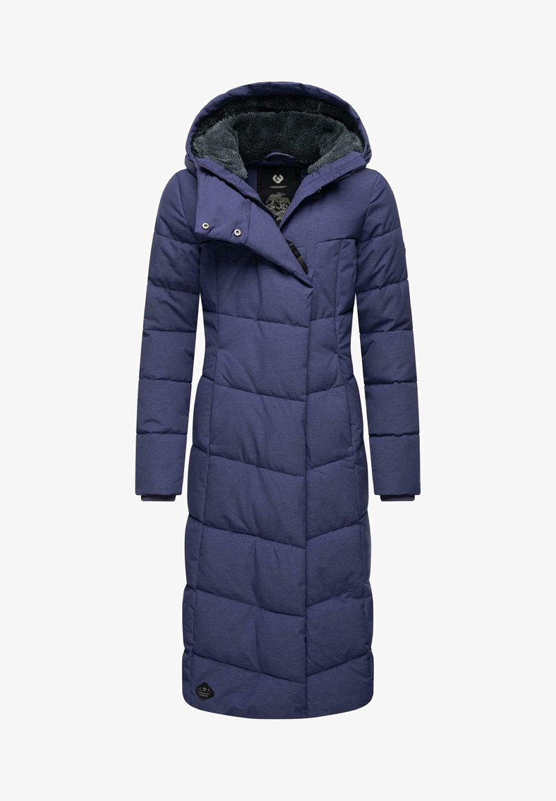 Lang lilla boblejakke med hette, med teksturert fôr, skrå glidelås, ribbestrikkede mansjetter og geometrisk quiltet mønster.