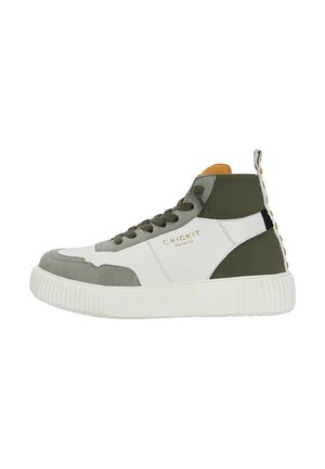 Sneaker alta verde e bianca, realizzata in suede e tela, con punta rotonda, design con lacci e suola in gomma bianca testurizzata.